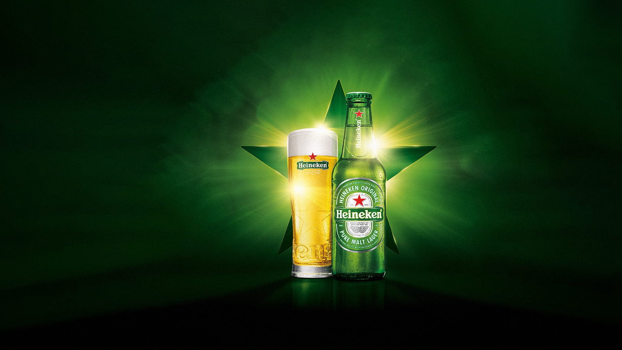 Garrafa e chope Heineken sobre um fundo verde